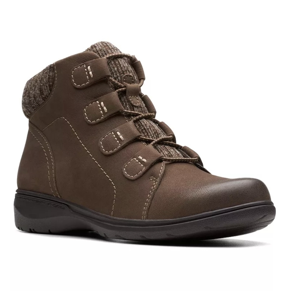 LIKE NEW - Clarks Women's Ankle Boots - Brown 9W